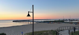 Charming 2-bedroom cottage steps away from the beach, restaurants, and downtown