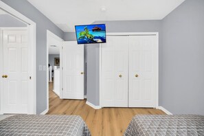 6 bedrooms, desk, iron/ironing board, WiFi