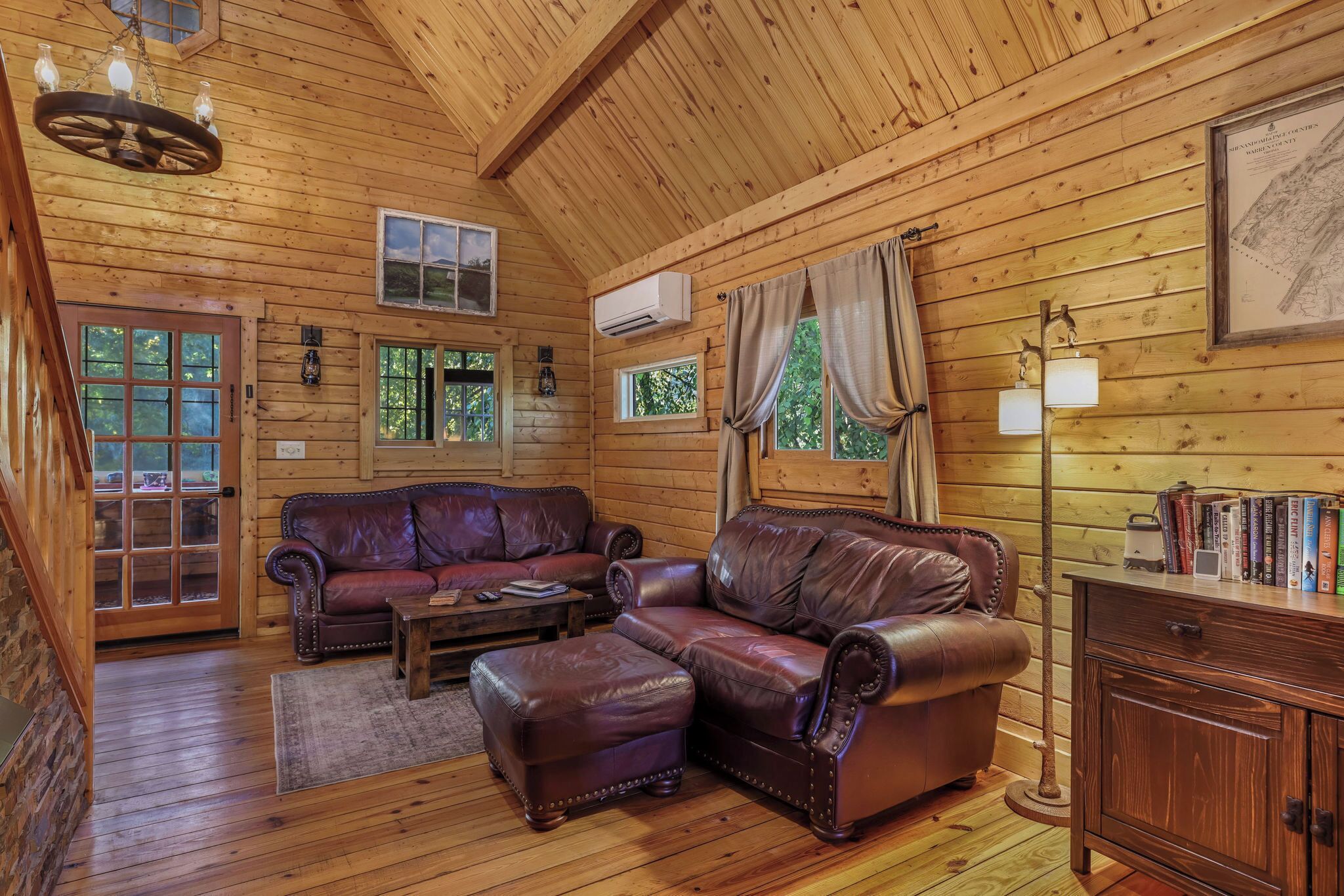 Smart-TV, peis, DVD-spiller og bøker