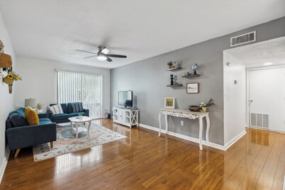 Cozy 1-bedroom condo in next to the hospitals and the university