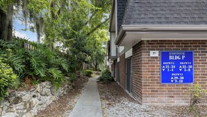 A building with a sign indicating parking levels and directions. - Walk to Shands - 2nd Floor Condo (Gainesville)