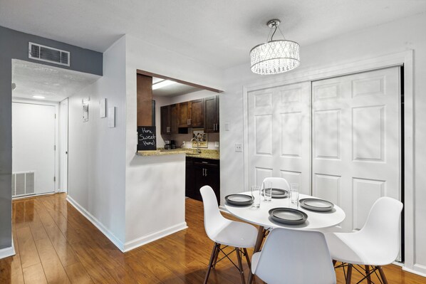 Dining - Cozy 1-bedroom condo in next to the hospitals and the university (Gainesville)