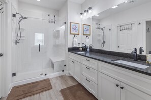 Douche, séchoir à cheveux, serviettes fournies, savon