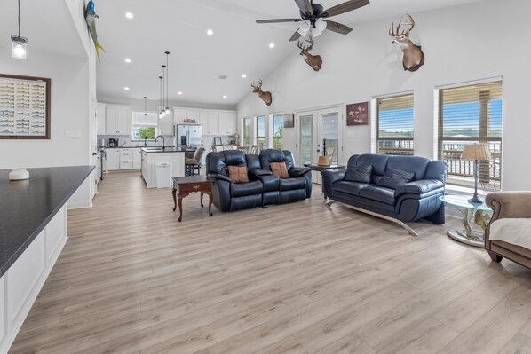 Interior - Coco Cabana (Hackberry)