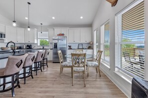 冷蔵庫、電子レンジ、オーブン、コンロ