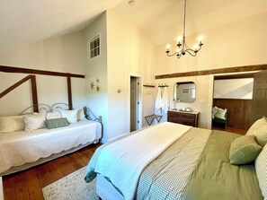 9 slaapkamers, een bureau, een strijkplank/strijkijzer, wifi