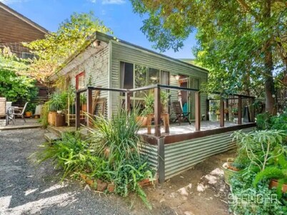  This pet friendly retreat is excellent to relax over looking a "rain forest". 