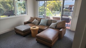 Smart TV, stereo - Luxury Coastal Townhouse Mornington (Mornington)