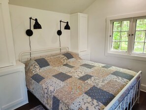 2 bedrooms, travel crib, free WiFi