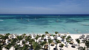 Plage, chaises longues, serviettes de plage