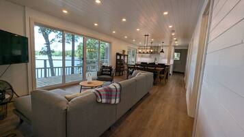 Smart-tv, dvd-afspiller, bøger, videobibliotek