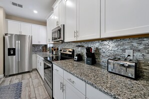 Fridge, microwave, oven, stovetop - Experience Solterra: Pool, Spa, Game Room & Lazy River (Davenport)