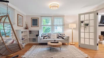 Una Smart TV, libros, una pantalla de ordenador