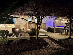 Outdoor spa tub - Historic Downtown Wake Forest Bungalow (Wake Forest)