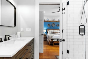 4 habitaciones, tabla de planchar con plancha y cuna de viaje