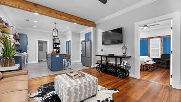 Smart-TV, Kamin, Arbeitsbereiche