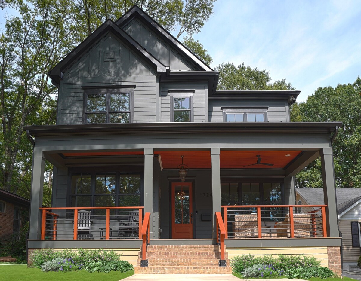 Luxurious Farmhouse w/ firepit, outdoor entertaining area w/ large tv and gym!