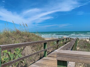 On the beach - Shared Pool, Boardwalk to the Beach, Ocean Views (Port Aransas)