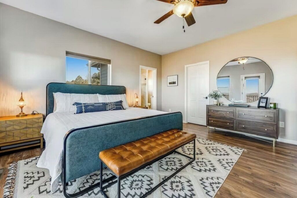 4 habitaciones, tabla de planchar con plancha y cuna de viaje 