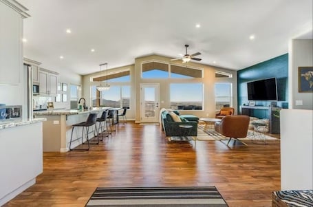 Smart TV, table tennis. Stunning home with 260 degree City Light Views.