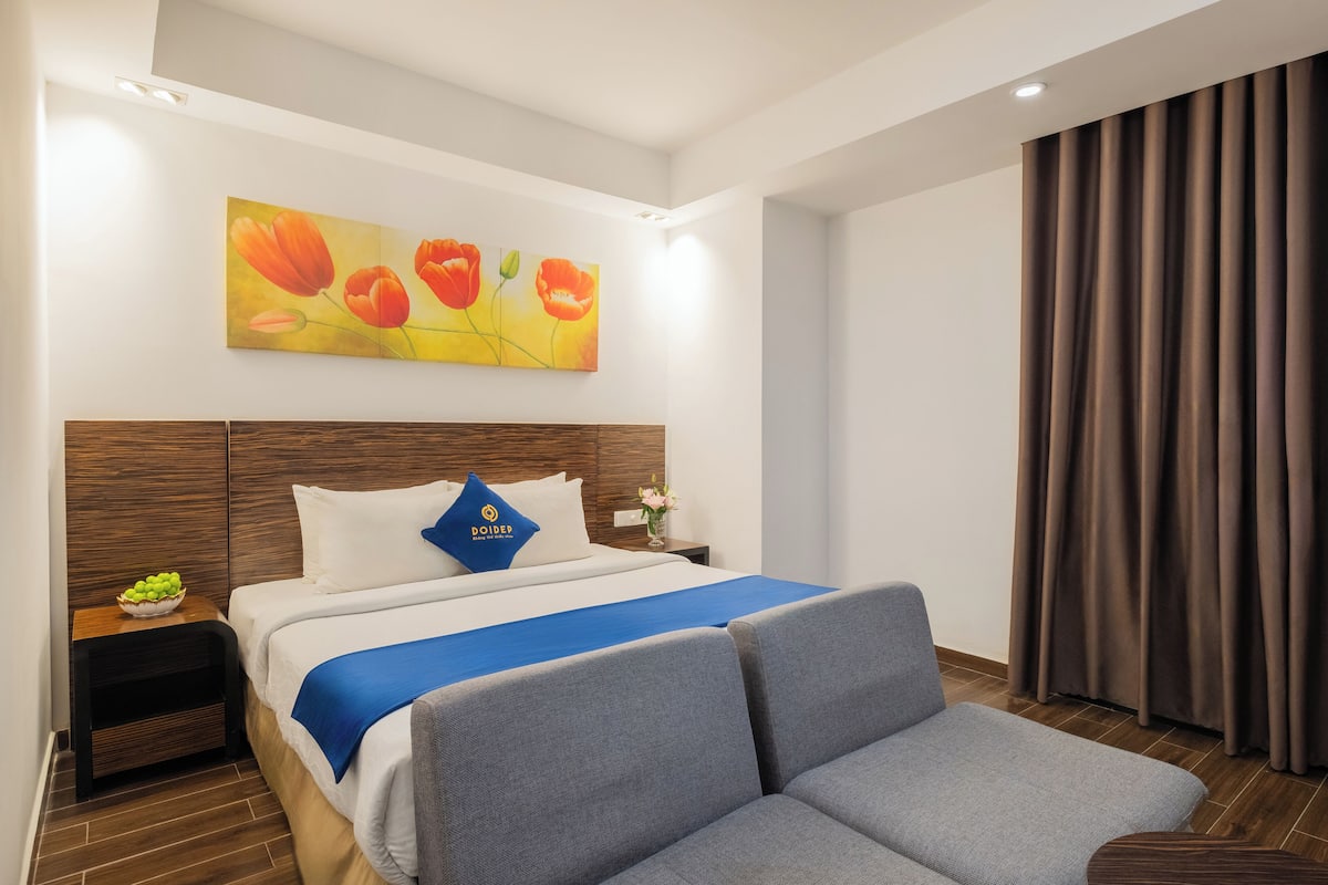 Junior-sviitti, 1 suuri parisänky, kaupunkinäköala | Allergiatestatut vuodevaatteet, untuvapeitot, minibaari