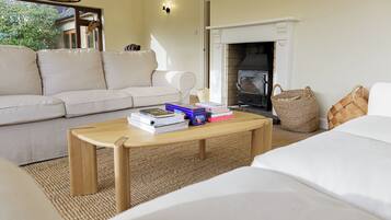 House, Garden View | Living area | Flat-screen TV