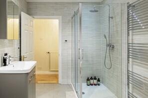 Casa, vista al jardín | Baño