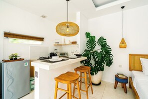 Fridge, microwave, stovetop, coffee/tea maker - Charming Villa Sunflower with private Pool -Canggu (Tibubeneng, Kec. Kuta Utara, Kabupaten Badung)