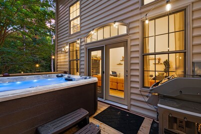 AVL Estate: 5K sq ft, Golf Sim, Speakeasy, Hot Tub, Sauna, Sleeps 20 + 2 pets