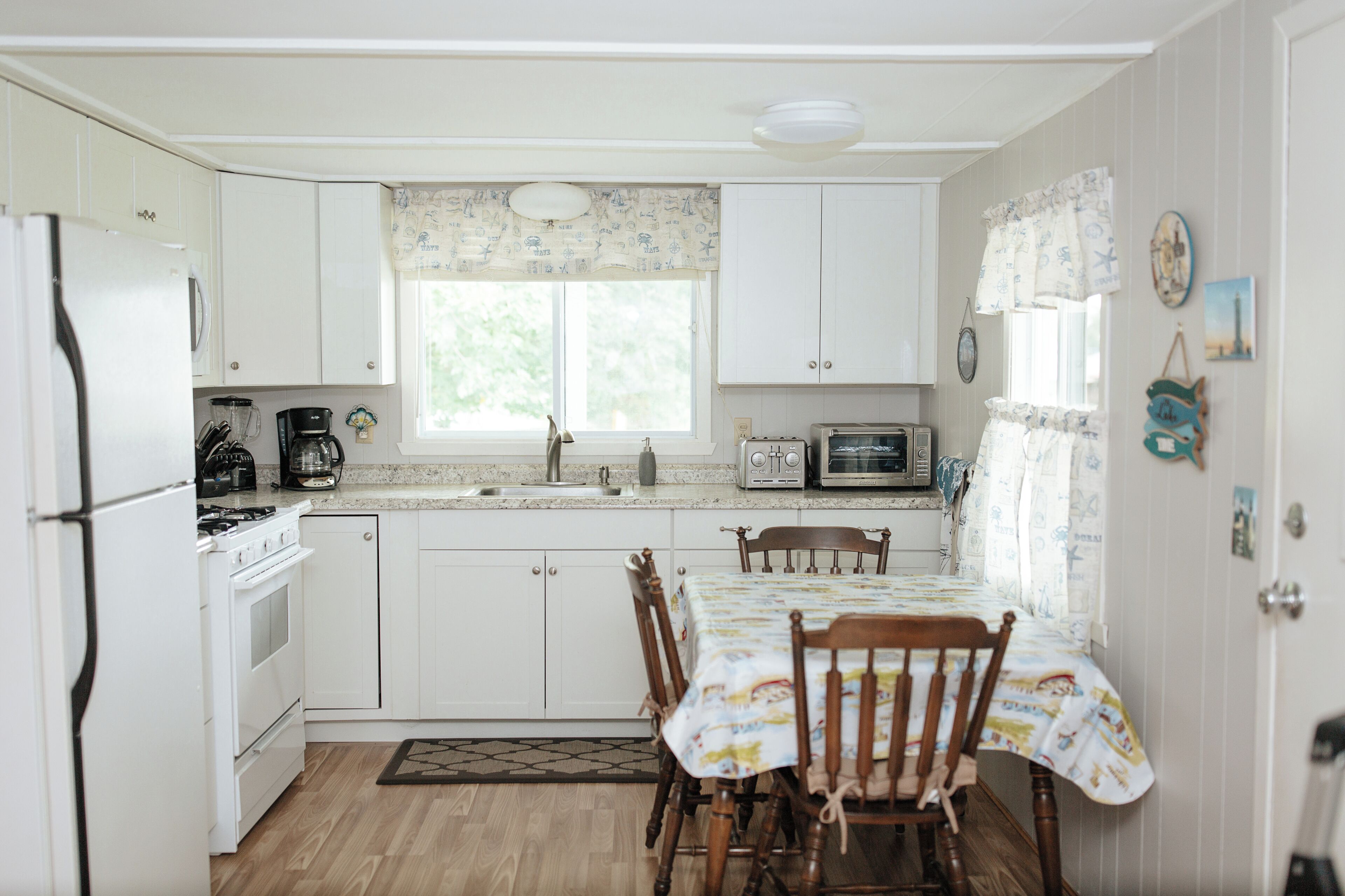 Refrigerador, microondas, licuadora y toallas de papel 