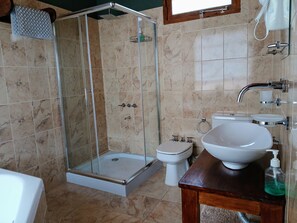 Regadera, tina de hidromasaje, secadora de cabello, bidet 