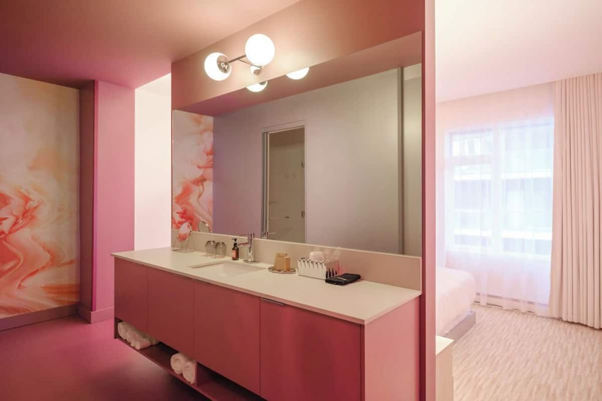 Sengetøy av topp kvalitet, dundyner og safe på rommet