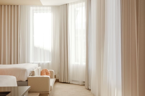 Luxe beddengoed, donsdekens, een kluis op de kamer