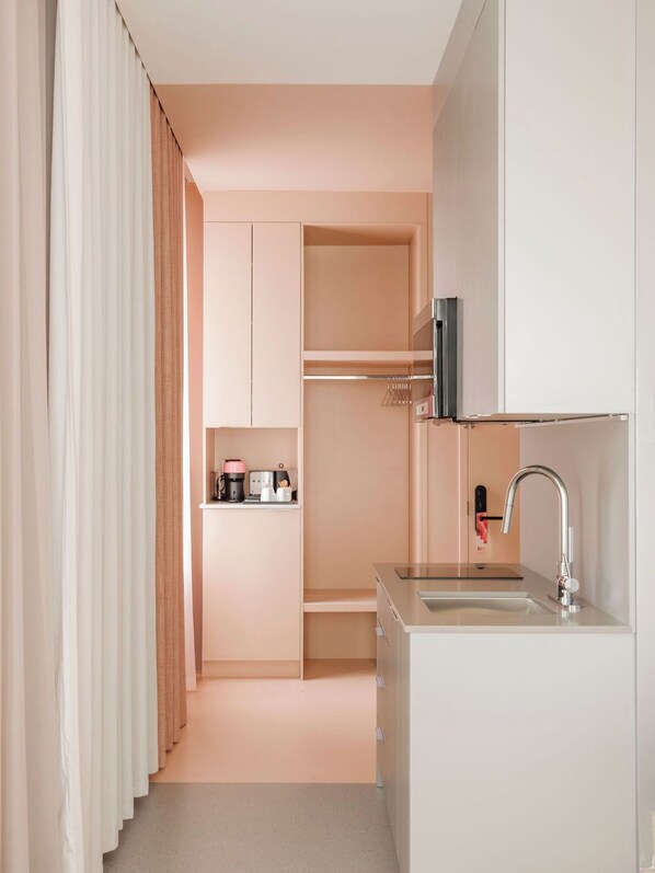 Minikjøleskap, espressomaskin, høy barnestol og ismaskin