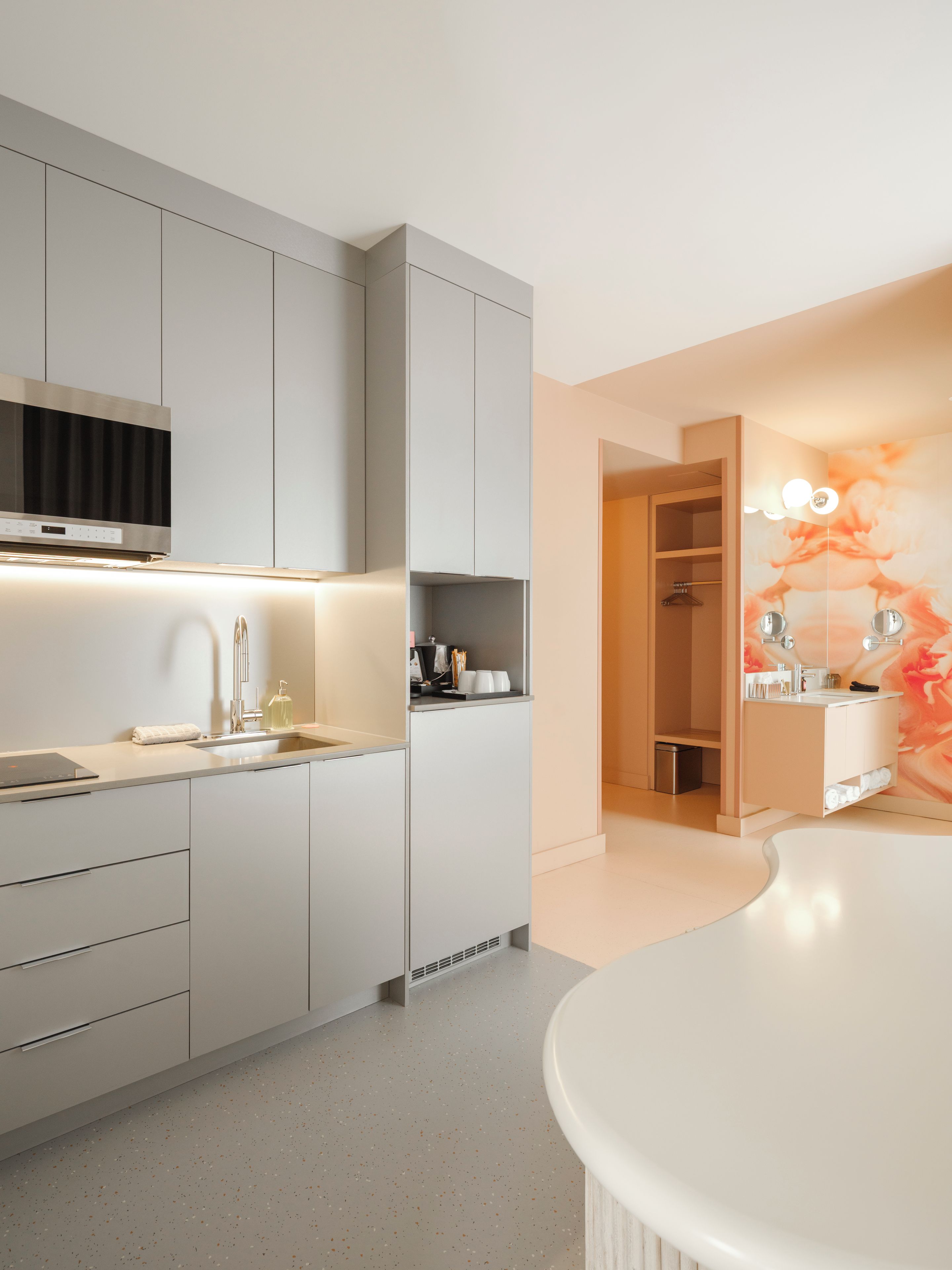 Eine moderne Küche mit Backofen, Spüle und Arbeitsplatte inklusive Wasserkocher.