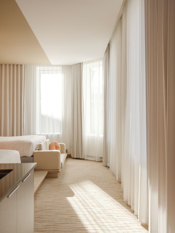 Premium bedding, down comforters, in-room safe, individually decorated - Rose Hôtel Invisible (Québec)