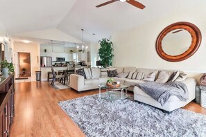 TV, DVD player - Spacious 3-bedroom Condo with view of stream and golf course. (Myrtle Beach)