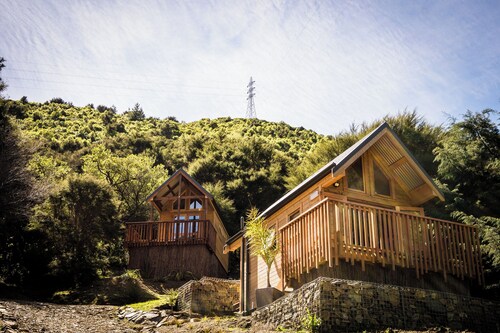 Nature based cabins 10mins from Nelson Group friendly 4 cabins & 2 bedroom house