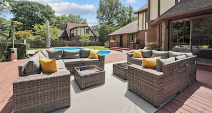 LuxeVilla Pool GameZone Sleeps14 Kid & Pet Friendly