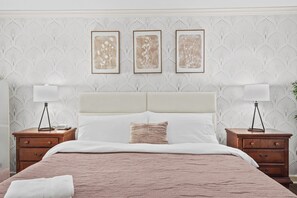 5 bedrooms, iron/ironing board, WiFi, bed sheets