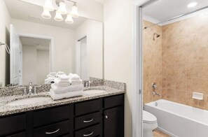 Regadera, toallas, jabón, papel de baño