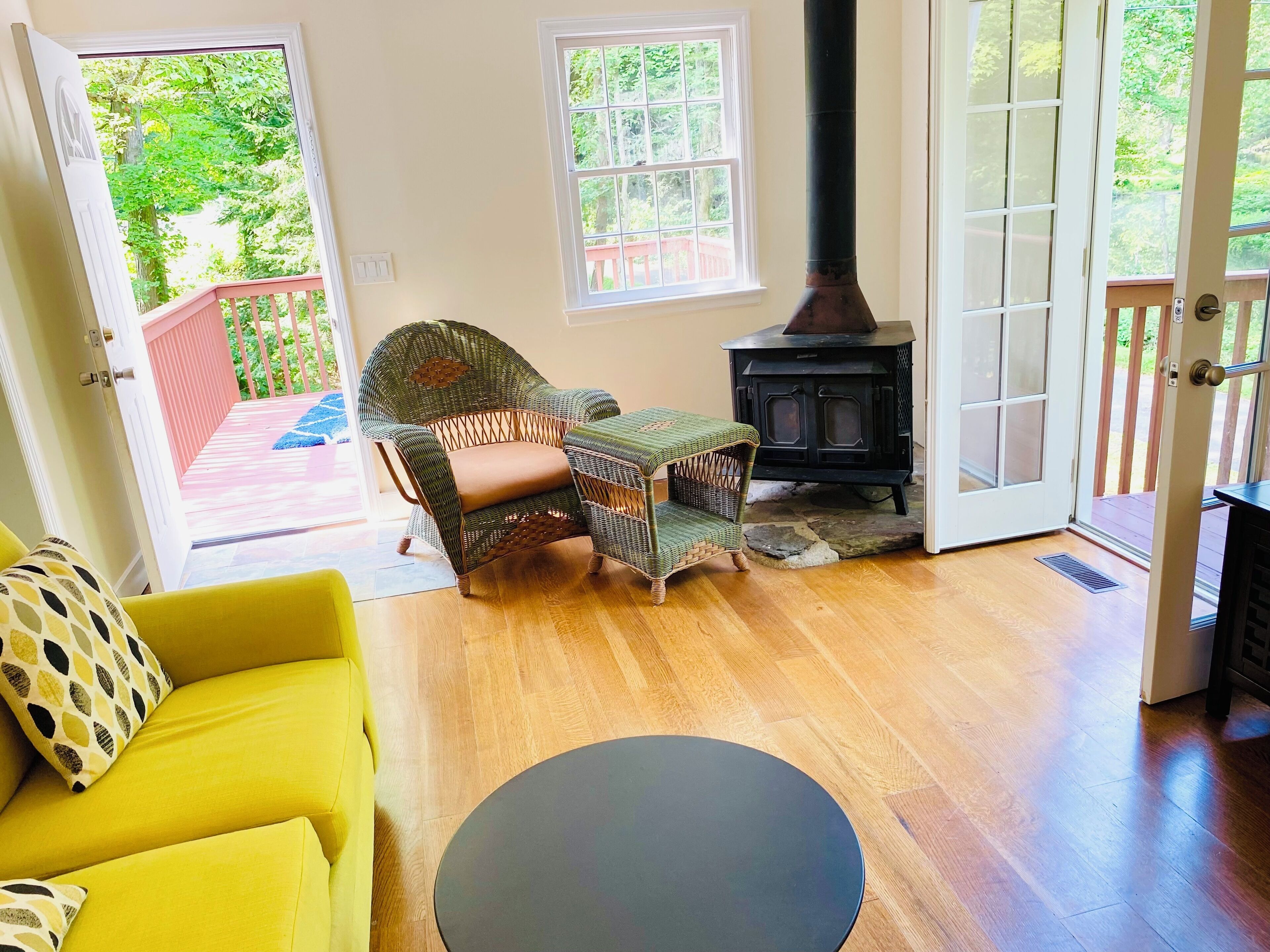 Beautiful Riverfront Weston Home-1 Hr to NYC