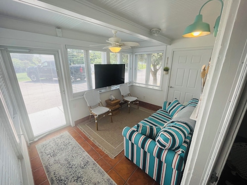 1BR beach getaway: pool, pier, sunset views. Full amenities. Near beach access.