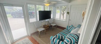 1BR beach getaway: pool, pier, sunset views. Full amenities. Near beach access.