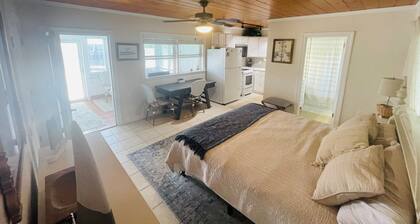 1BR beach getaway: pool, pier, sunset views. Full amenities. Near beach access.