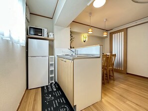 Kühlschrank, Mikrowelle, Herdplatte, Kochgeschirr/Geschirr/Besteck