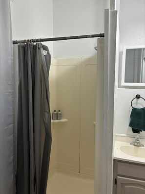 Toallas, jabón, papel higiénico