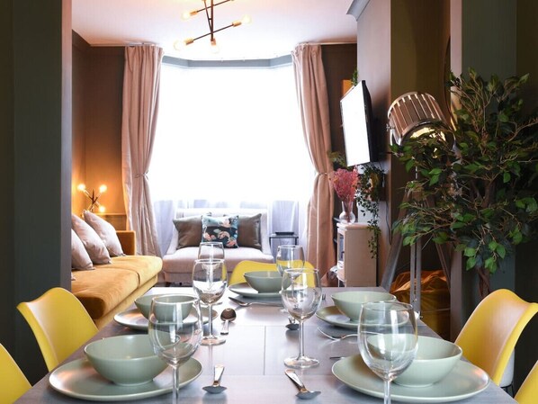 Dining - Stylish 3 Bedroom Getaway | City Central (Portsmouth)