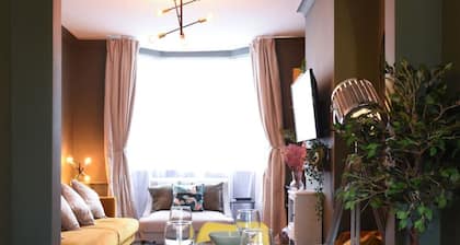 Stylish 3 Bedroom Getaway | City Central