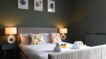 3 bedrooms, desk, iron/ironing board, travel crib